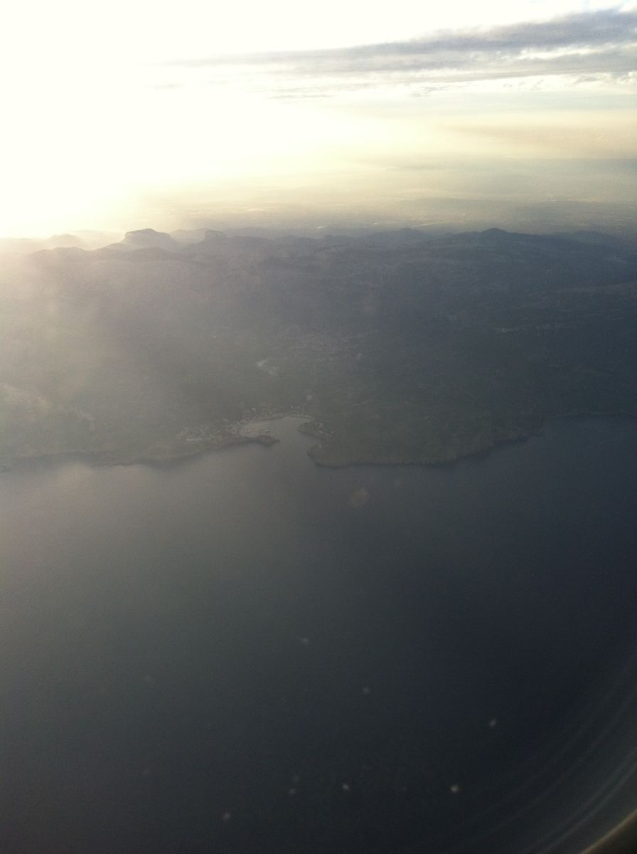 Her nede skal vi bo, bugten ved Port de Soller skimtes i morgenlyset