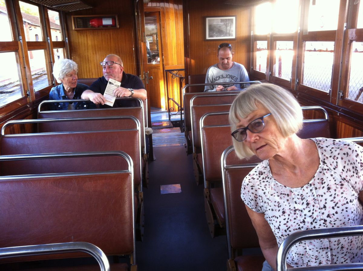 Vi tager bussen til Palma, finder stationen og snart sidder vi på appelsintoget