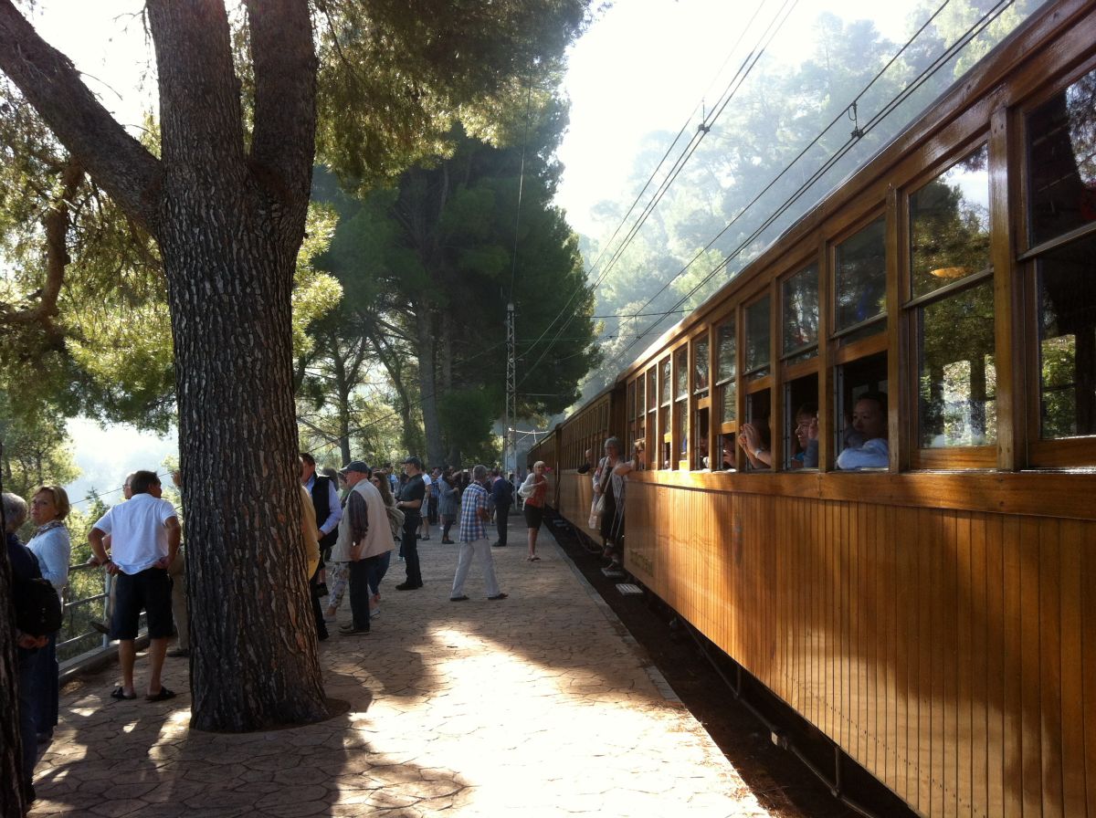 Toget stopper efter at have kørt gennem tunnelen under Tramuntana-bjergene...