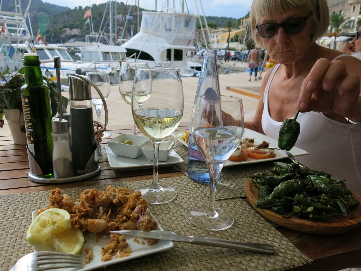 Til frokost spiser vi tapas på strandpromenaden i Port de Soller