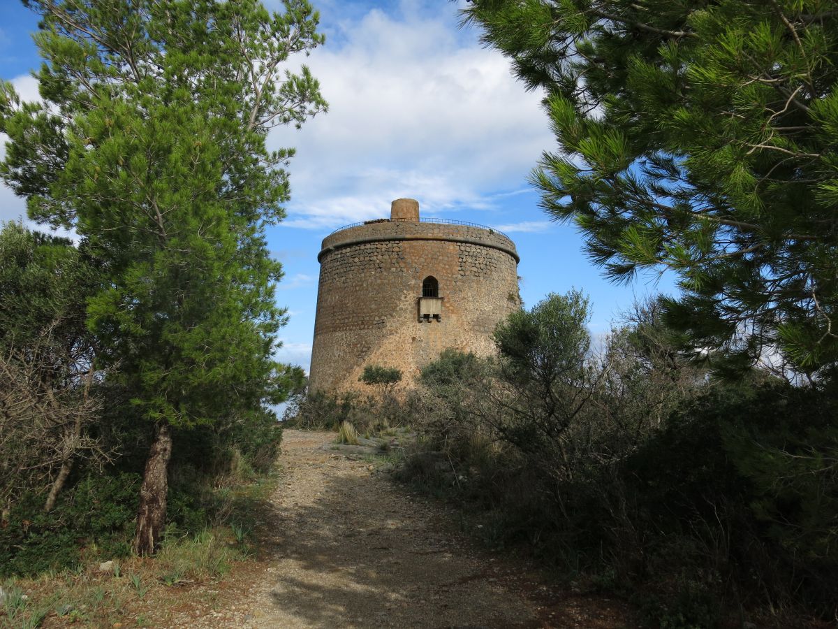 Tirsdag går vi på tur, østover fra byen. Første stop er Torre Picada