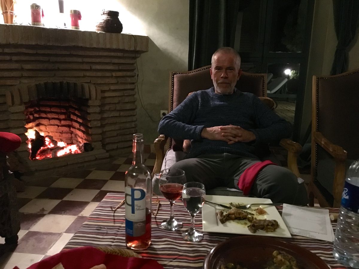 ...derefter middag foran pejsen, tagine med kylling, oliven og syltet citron