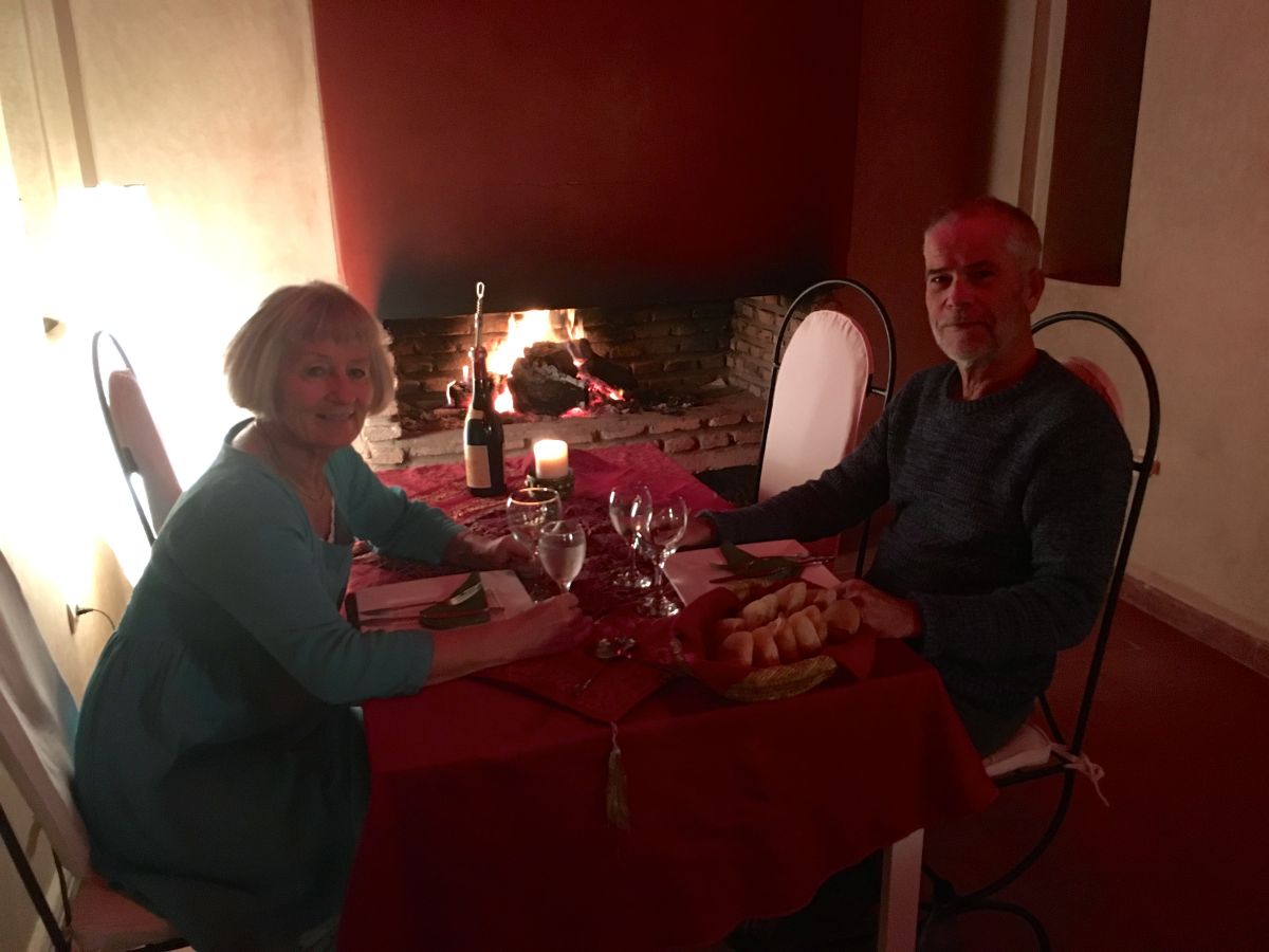 ...og middagen foran en ny pejs. Tagine med gedekød