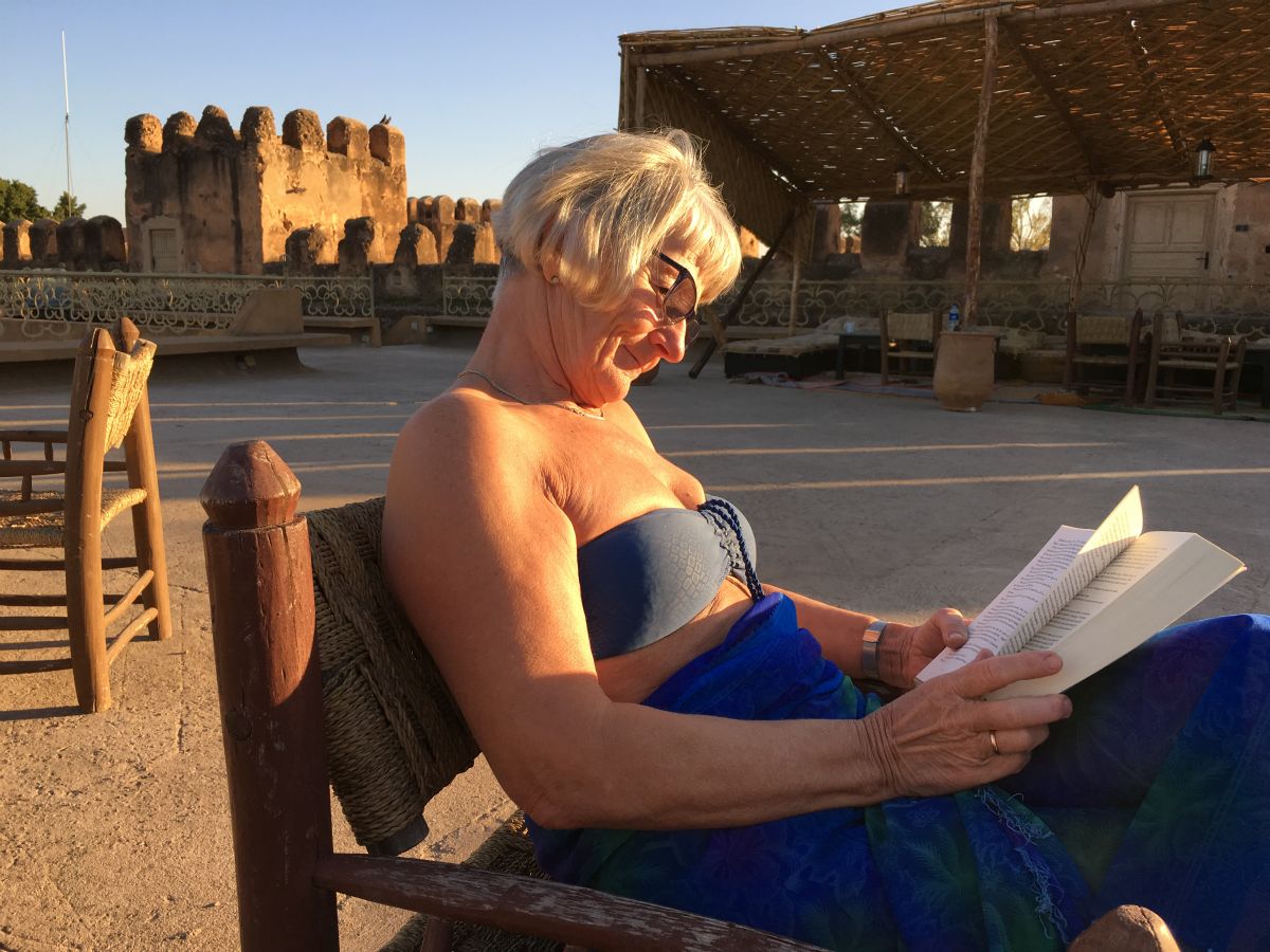 Vel hjemme igen nyder Anne-Grete aftensolen på tagterassen