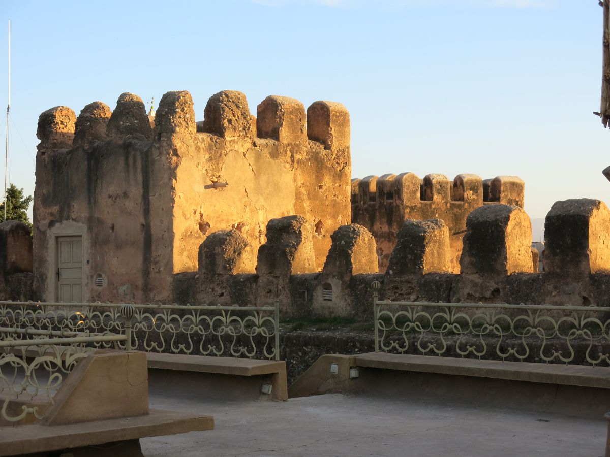 Hotellet ligger i den gamle Kasbah, omgivet af mure...