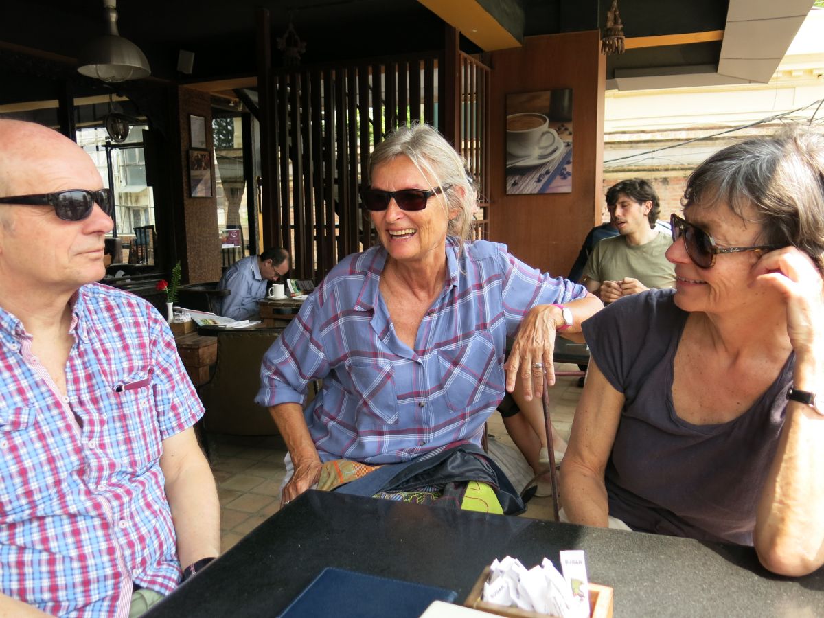 Søndag 29. marts: Efter at have været hos Green Valley, møder vi Pernille på café Himalayan Java Coffee