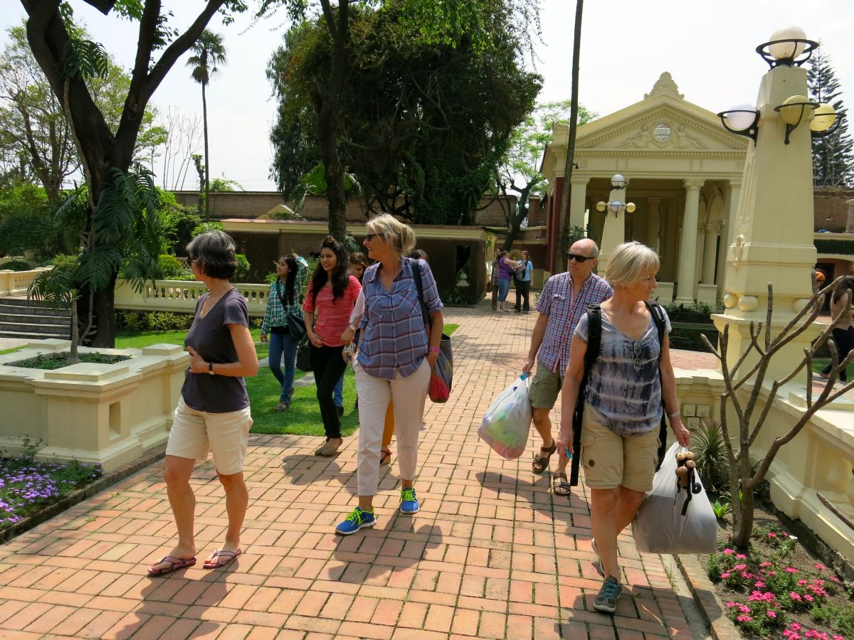 Efter kaffen går vi i Garden of Dreams, en stille og grøn oase midt i Kathmandu