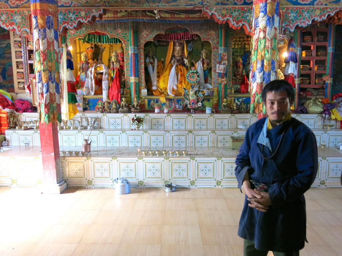 Vi besøger et buddhist-kloster, hvor en "money-monk" (Krishnas betegnelse) viser rundt