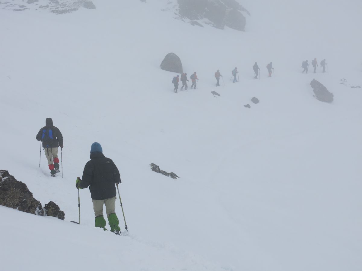 Vi bliver overhalet af en gruppe yngre tyskere