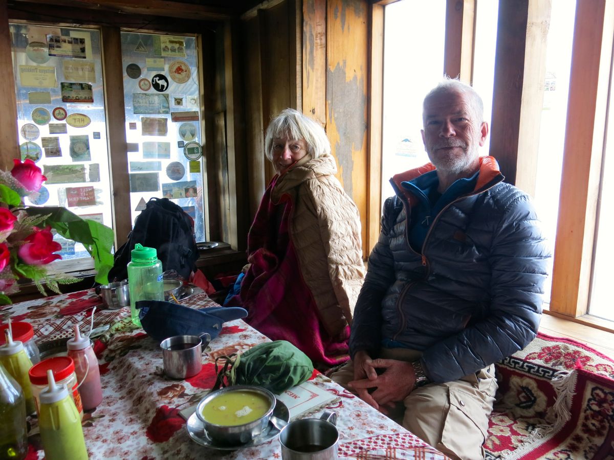 Frokost i Phedi. Vi har gået næsten 1000 meter ned