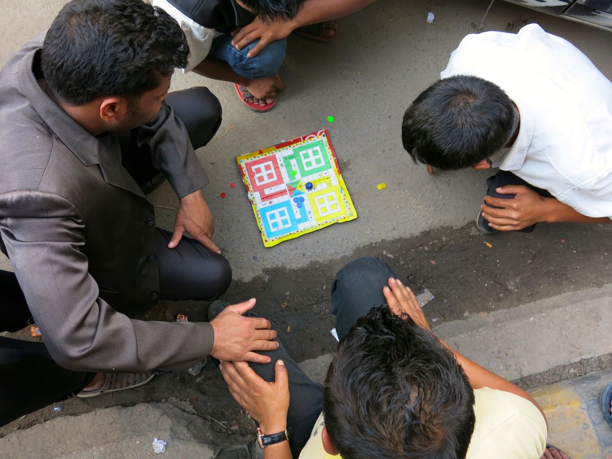 Der spilles Ludo (!) på gaden