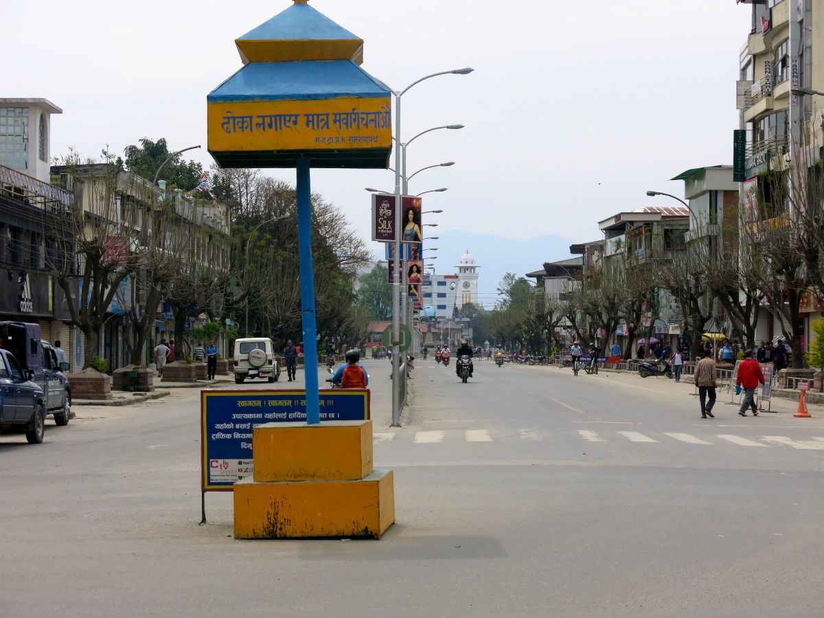 Dette er normalt en overfyldt hovedgade, men når maoisterne proklamerer generalstrejke, tør ingen køre her
