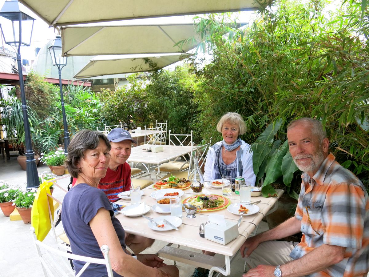 Italiensk mad på en tagterrasse midt i Thamel