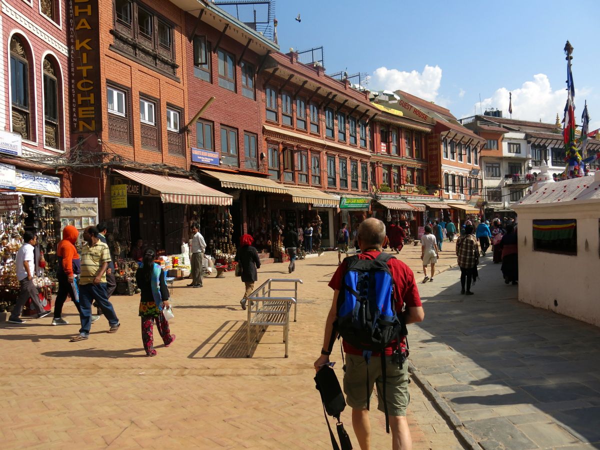 Pladsen omkring stupaen er omkranset af butikker, klostrer og guest houses. Der er rnere og mere fred end i byen ellers