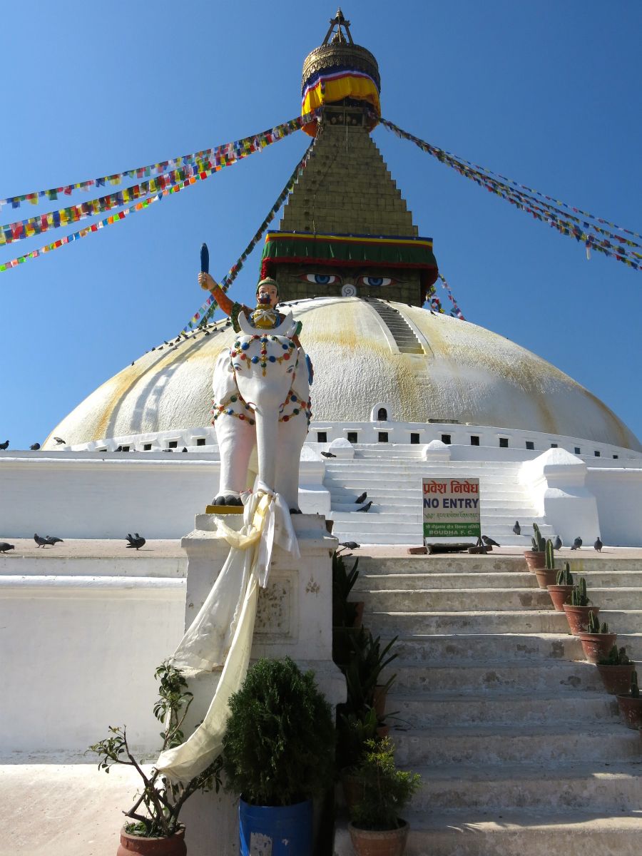 Torsdag 9.april: Med bil og chauffør kører vi først til Bouddha, verdens største stupa