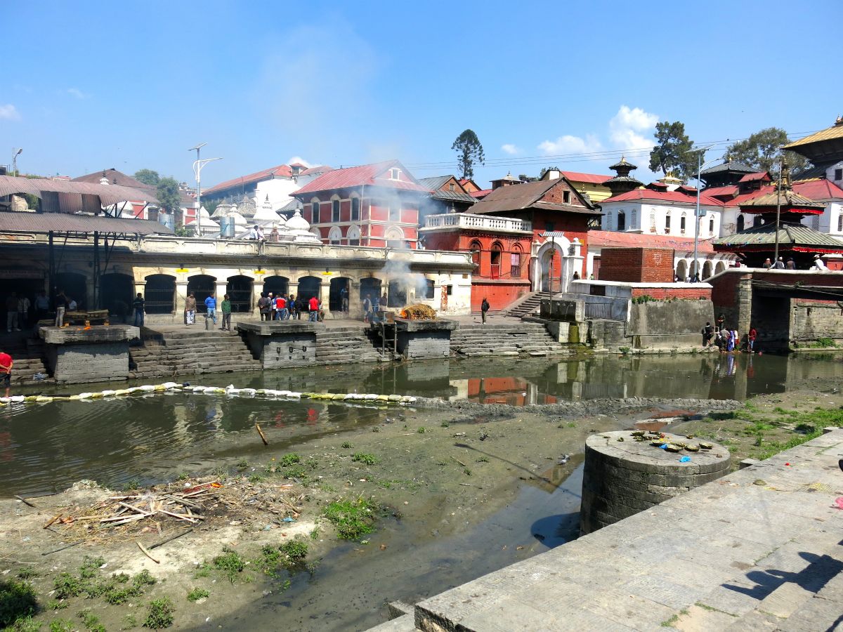 Vi kører videre til Pashupatinath, som er et af de helligste steder i Nepal