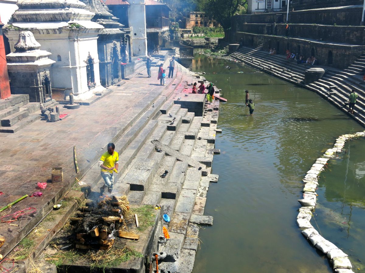 Efter ligbrændingen kastes asken i Bagmati-floden. 