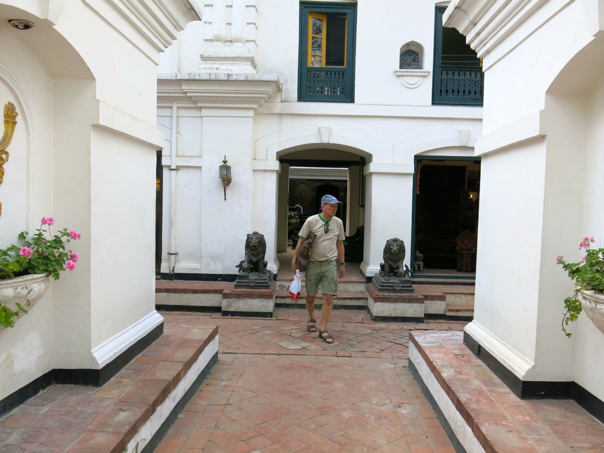 I det lidt mere eksklusive Baber Mahal Revisited gøres de aller sidste inkøb