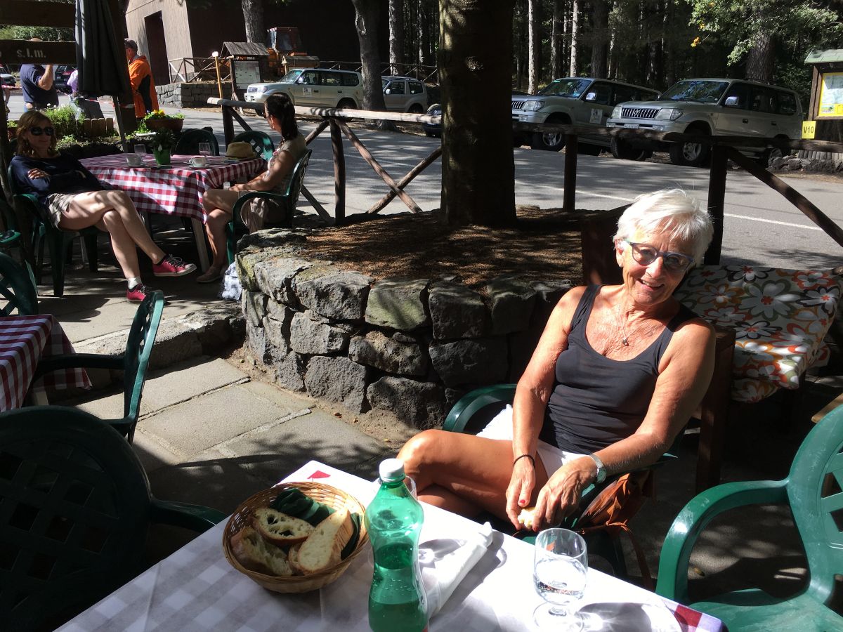 Frokost oppe på Etnas nordside, i Refugio Ragabo