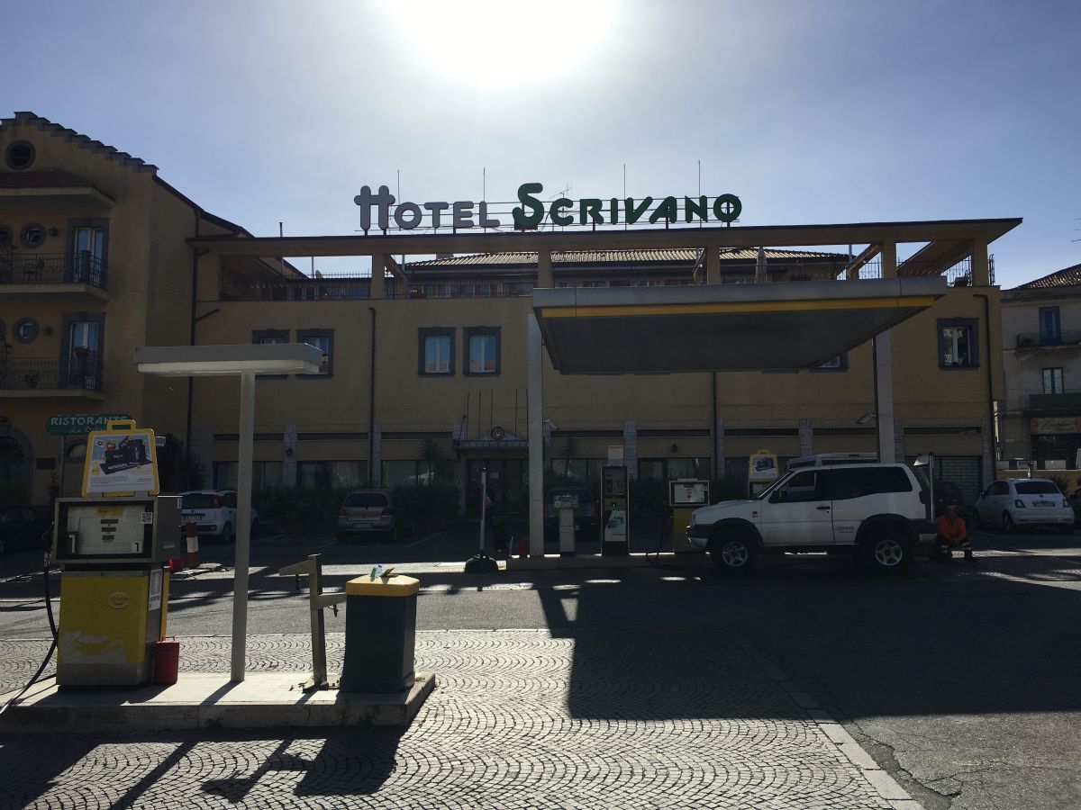 Randazzo er en kedelig by, hotellet ligger lige bag en benzintank, men i stueetagen er en Bib Gourmand-restaurant. Maden er god og meget billig