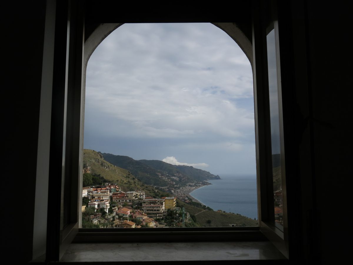 Udsigten fra vores hotelværelse i Taormina