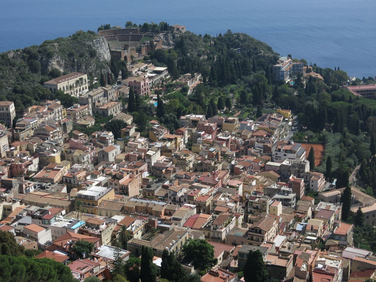 Taormina, med det græske teater øverst i billedet