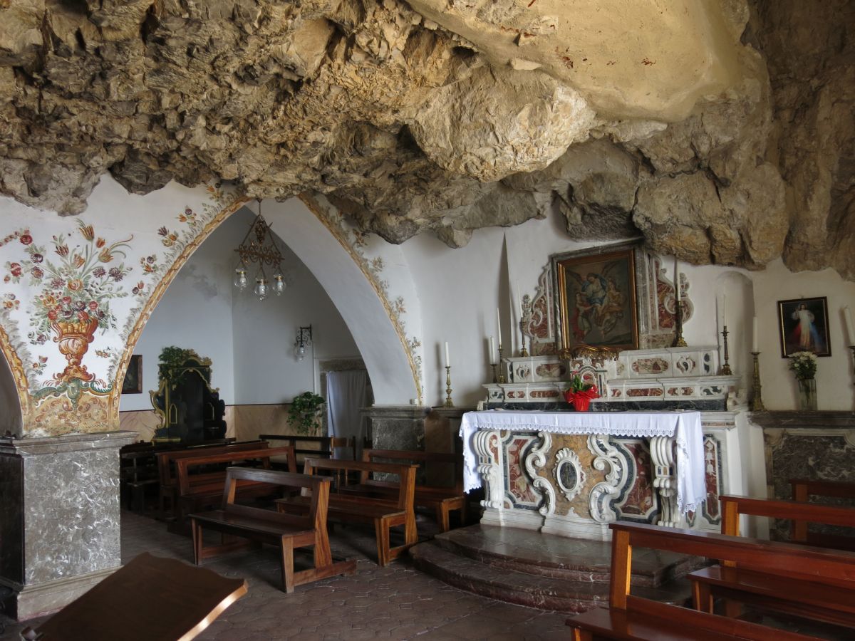 ...i Santuario Madonna della Rocca, en kirke bygget ind i fjeldet