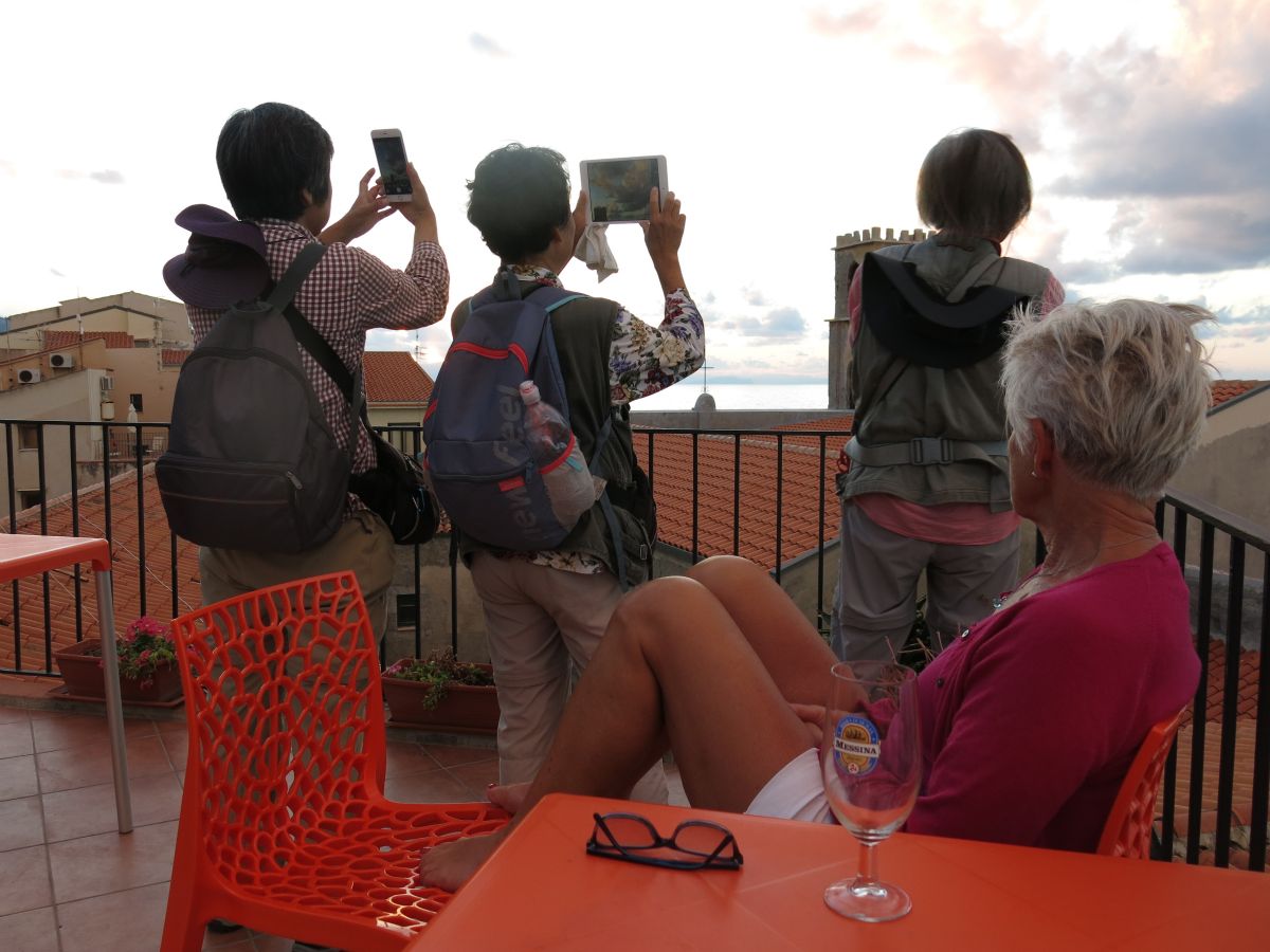 ...bortset fra tre kinesiske turister på jordomrejse, som stiller sig midt i vores solnedgang...