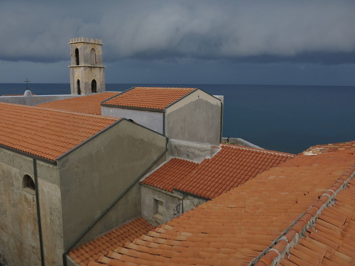 Vores nabo, Chiesa dell'Itria. Det trækker op til torden