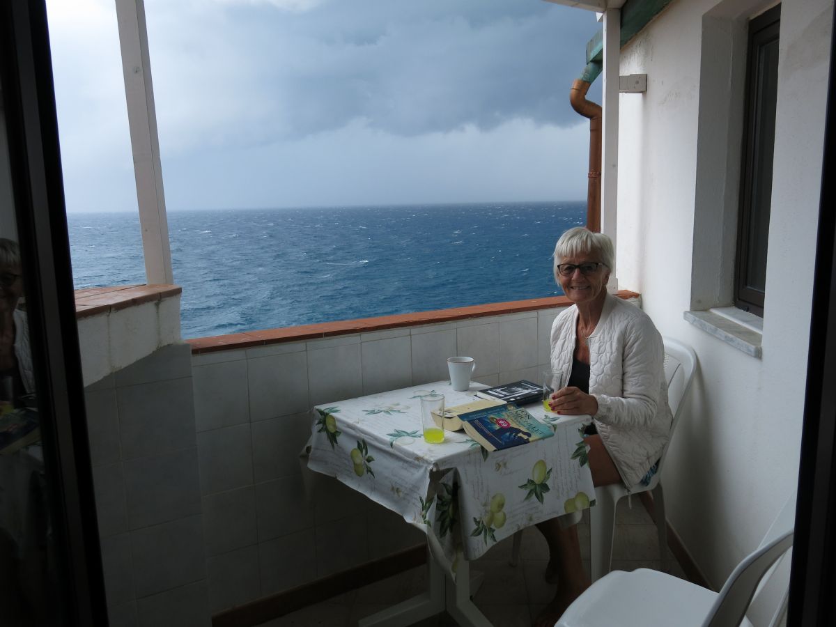 Vi nyder torden, storm og limoncello på vores balkon