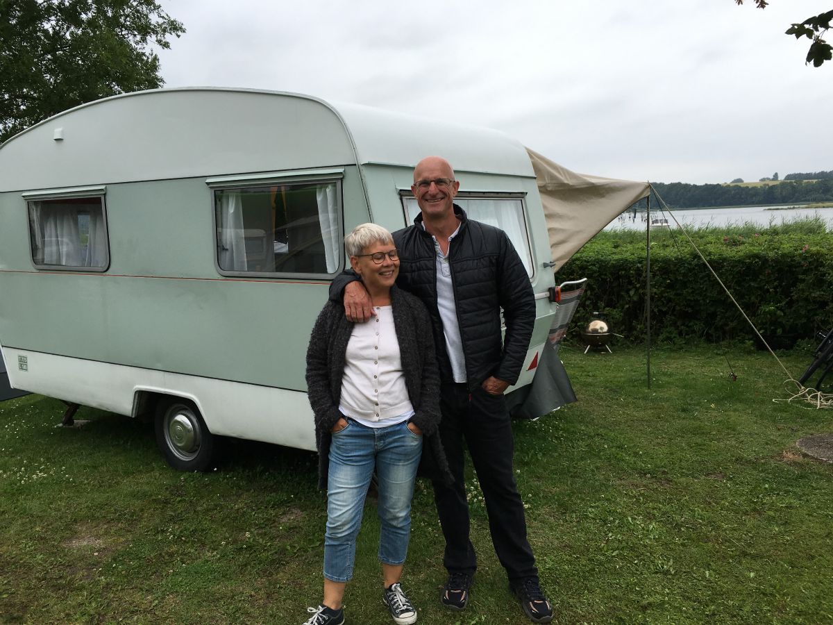 Anina og Henrik foran deres rullende palads