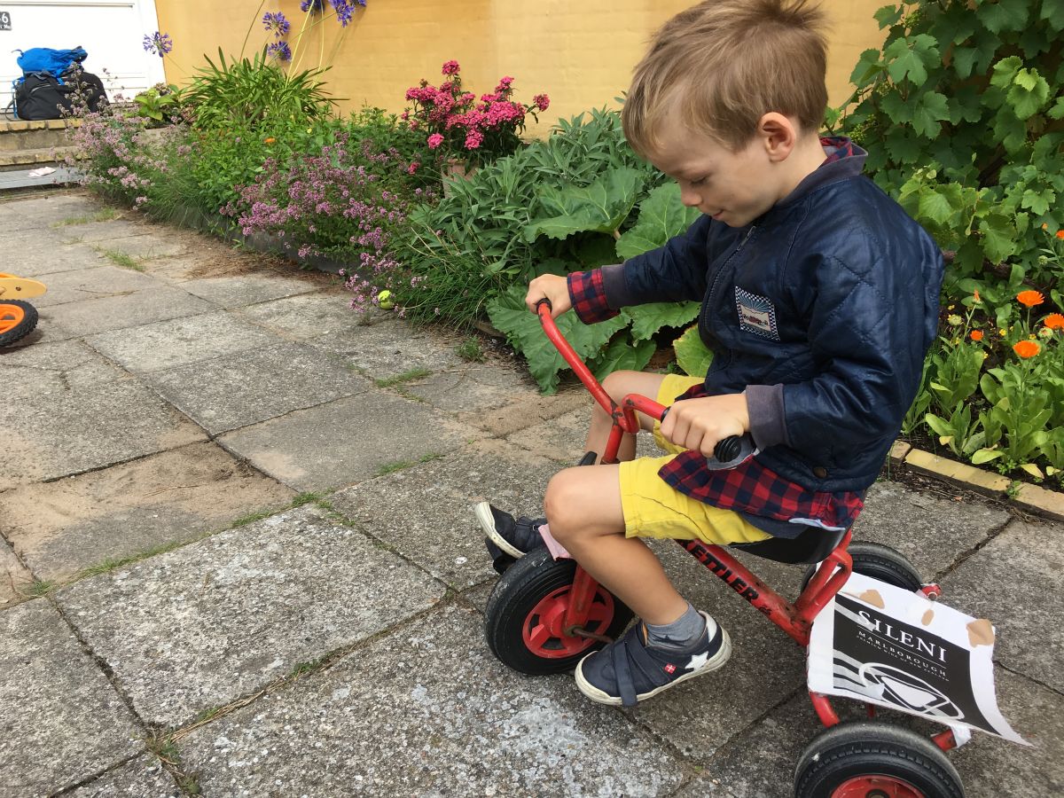 Villum på den trehjulede, han kan dog godt cykle tohjulet