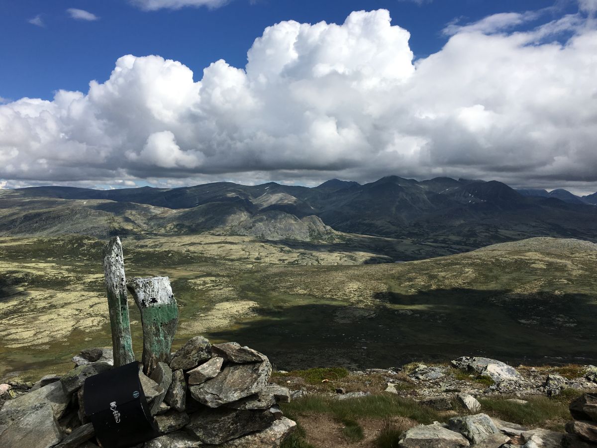 ...hvor vi 1428 meter over havet har en fantastisk udsigt til Rondemassivet, Jotunheimen og Dovrefjell