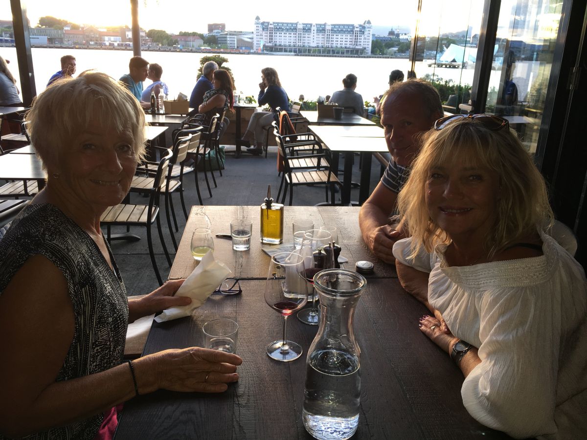 Med Bjarne og Kjersti på vores stamrestaurant, Cargo, på Sørenga, hvor Anne-Grete har købt lejlighed